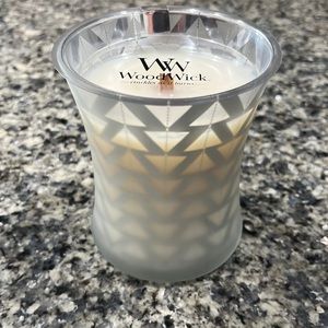 Yankee candle woodwick white teal medium candle. Brand new!